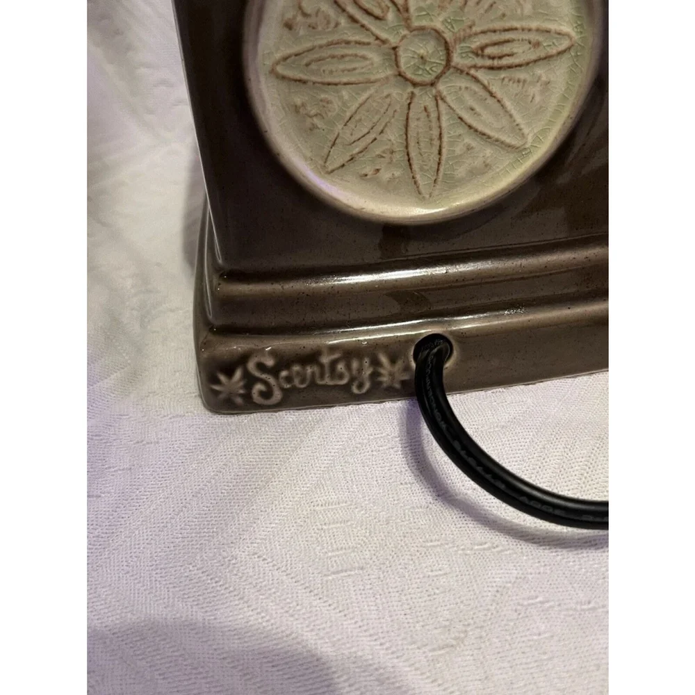 Scentsy Lotus Flower Green Full Size Deluxe Wax Warmer Retired w/ Bulb EUC Clean